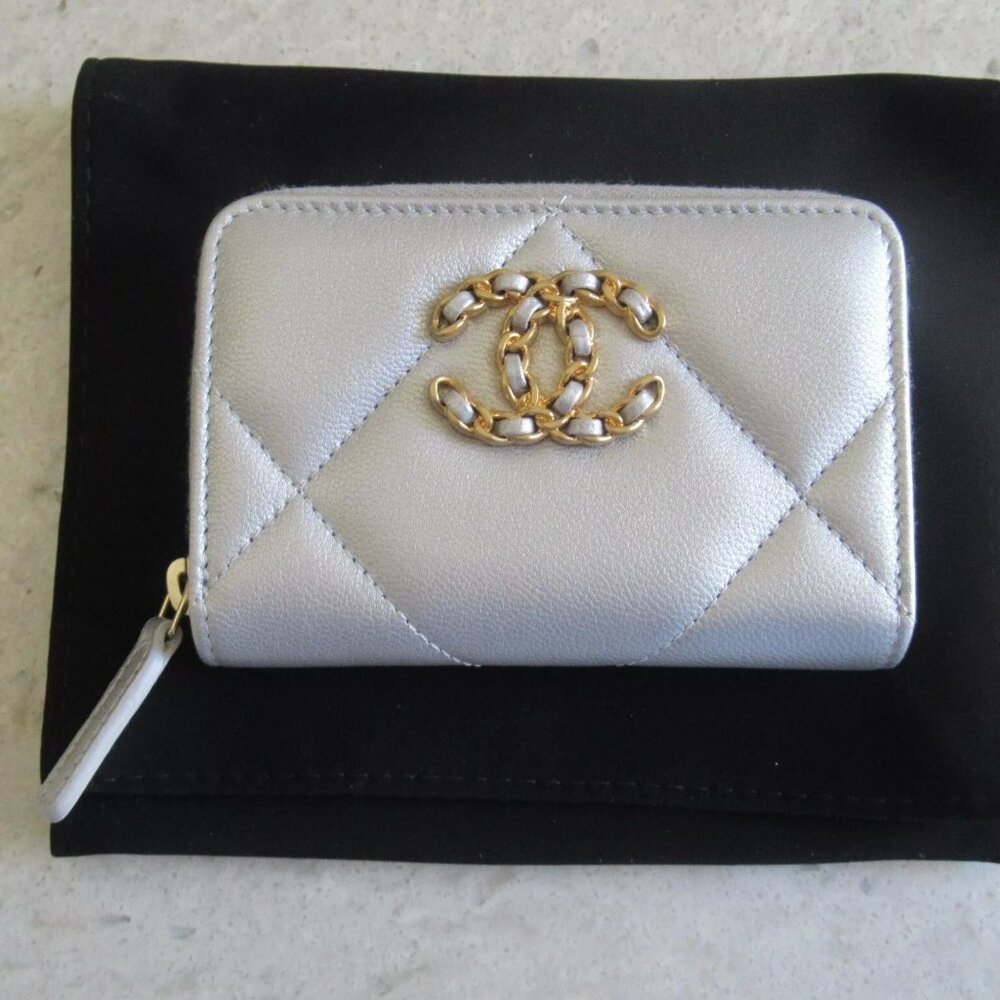 AUTHENTIC NEW Chanel Silver Goat Skin Gold Zip Card Holder O-Coin Wallet Purse - Picture 2 of 16